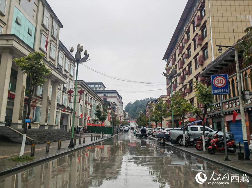 如今的墨脫縣城一應(yīng)俱全。人民網(wǎng) 李海霞攝