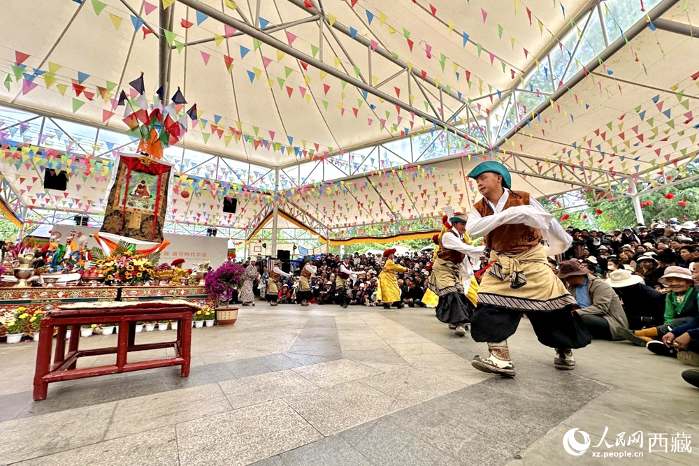 拉薩市宗角祿康公園舉行傳統(tǒng)藏戲劇目展演。