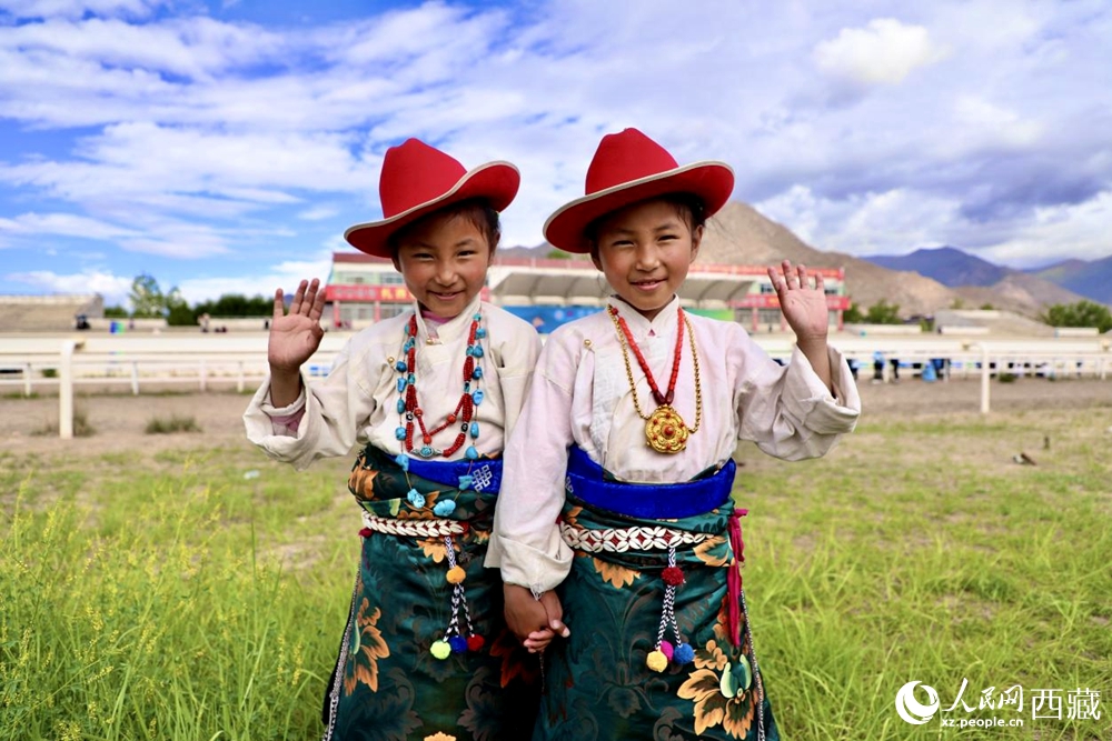 比賽現(xiàn)場外身著民族服飾的藏族小女孩兒。