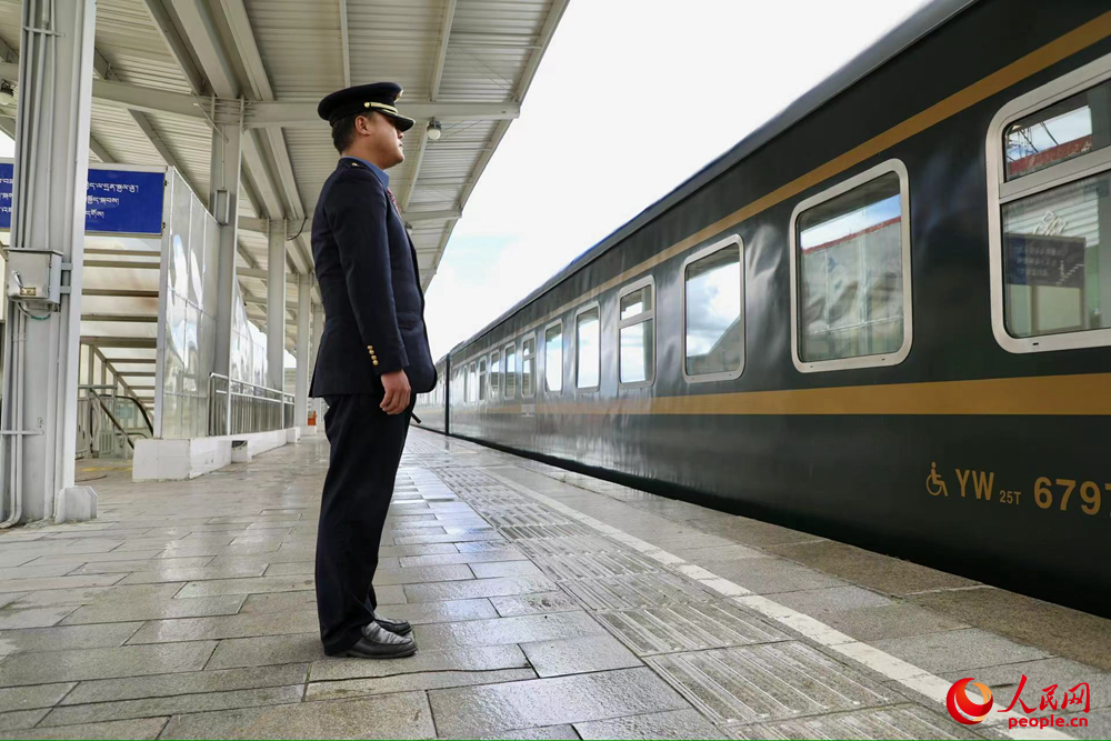 即將開往上海的列車。人民網(wǎng)記者 次仁羅布攝
