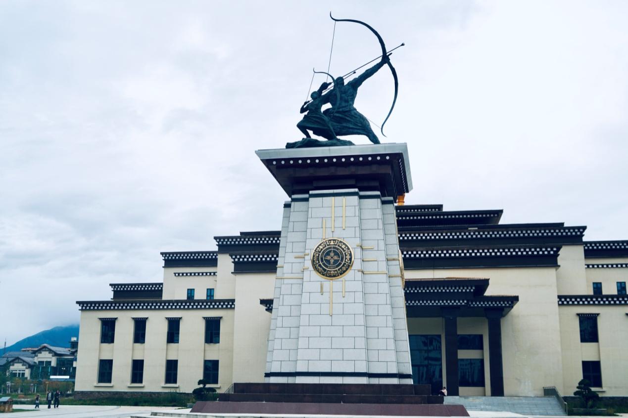 工布公園里的城市地標(biāo)雕塑——畢秀之子。人民網(wǎng)記者 益西康珠攝