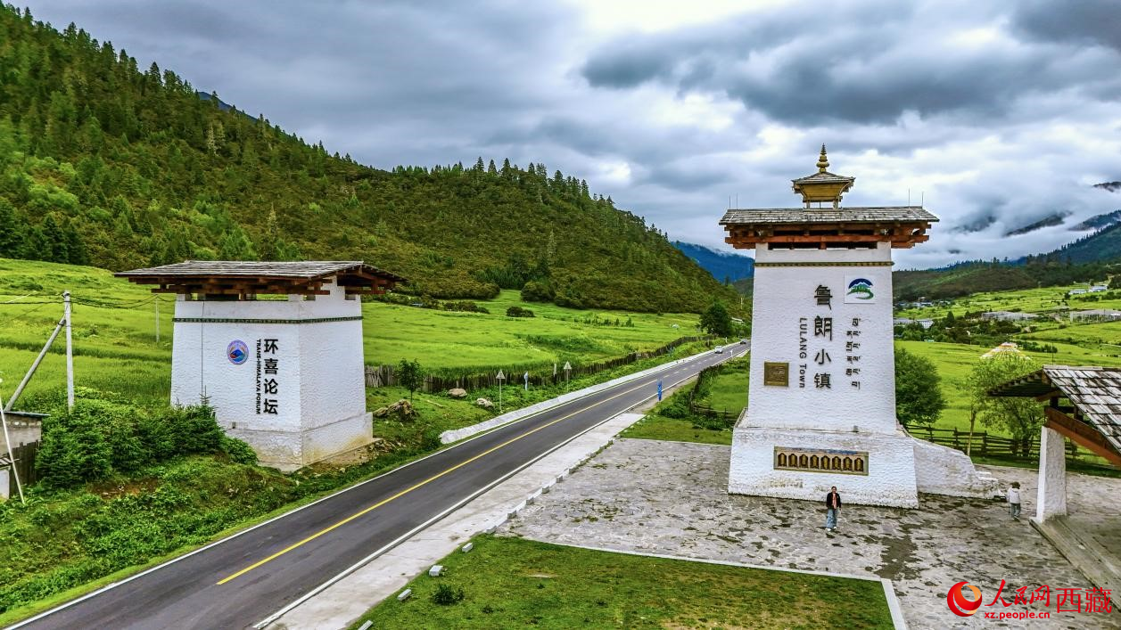 圖為魯朗小鎮(zhèn)一角。人民網(wǎng)記者 次仁羅布攝