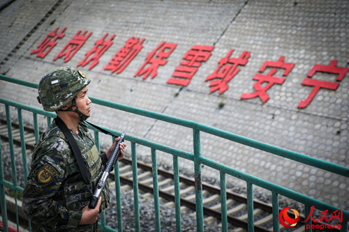 武警西藏總隊(duì)拉薩支隊(duì)執(zhí)勤八大隊(duì)官兵在鐵路旁執(zhí)勤。支翔宇 攝