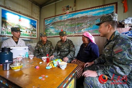 武警西藏總隊(duì)拉薩支隊(duì)執(zhí)勤八大隊(duì)官兵慰問藏族老人。何騰海 攝