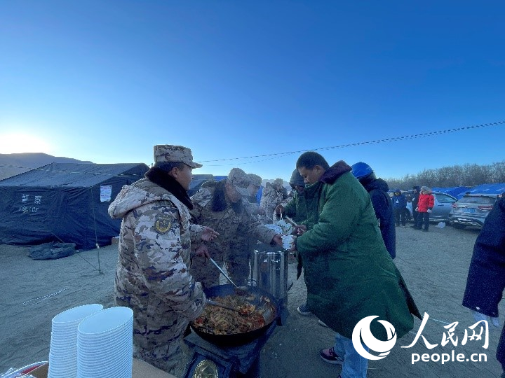 子弟兵為受災群眾分發(fā)早餐。人民網(wǎng)記者 郝潔攝
