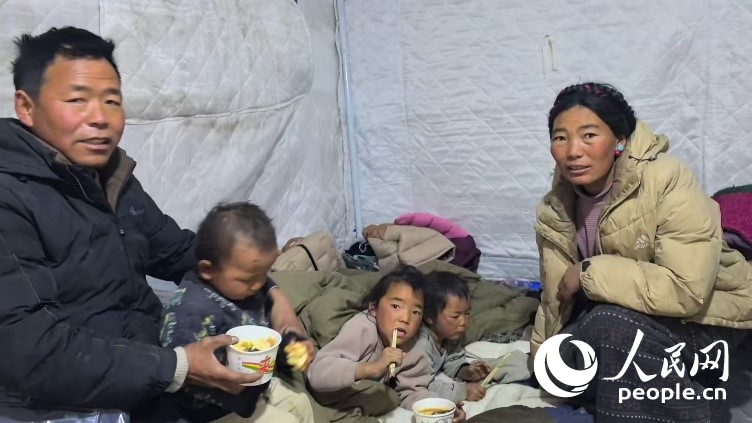 森嘎村村民扎西一家五口。人民網(wǎng)記者 吳雨仁攝