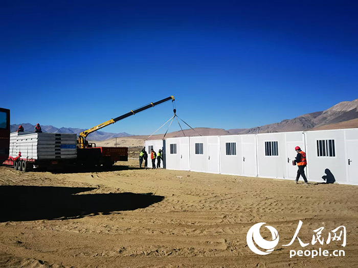 1月9日，在日喀則市定日縣長所鄉(xiāng)森嘎村安置點，工作人員抓緊搭建移動板房，確保受災(zāi)群眾溫暖過冬。人民網(wǎng)記者 吳雨仁攝
