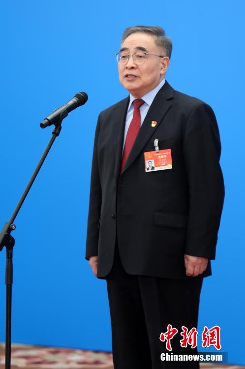 3月8日，第十三屆全國(guó)人民代表大會(huì)第四次會(huì)議舉行第二場(chǎng)“代表通道”采訪活動(dòng)。圖為全國(guó)人大代表張伯禮通過(guò)網(wǎng)絡(luò)視頻方式接受采訪。 <a target='_blank' ><p  align=
