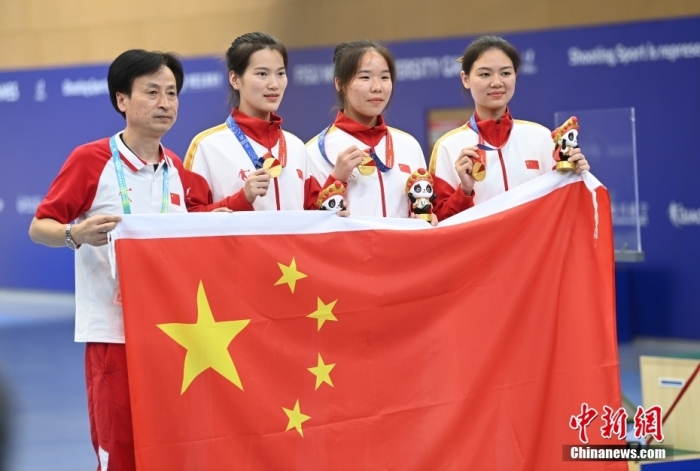 8月1日，第31屆世界大學生夏季運動會女子25米手槍團體決賽在四川成都舉行，中國隊獲得冠軍。圖為中國隊選手熊亞瑄(左二)、林雅茜(右二)、王珂怡(右一)等站在領獎臺上合影。<a target='_blank' href='/'><p  align=