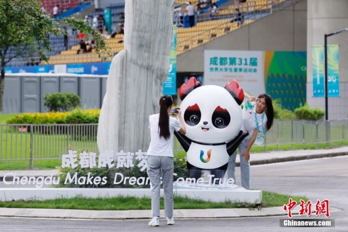 志愿者在比賽場館外與吉祥物景觀合影。<a target='_blank' href='/'><p  align=